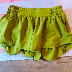 Lululemon Hotty Hot size 4 2.5 inch Pistachio